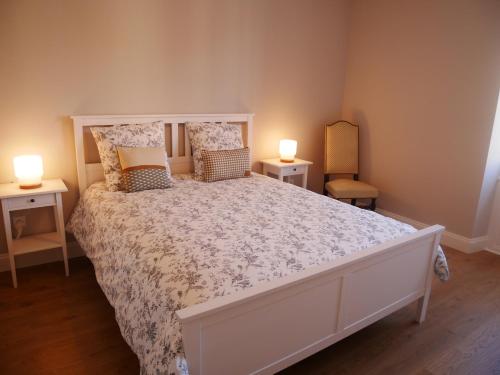 une chambre avec un grand lit blanc avec deux lampes dans l'établissement Cosy Home Colmar - Petite Venise, à Colmar