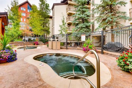 a hot tub in a courtyard in a apartment at Dulany 306 in Steamboat Springs