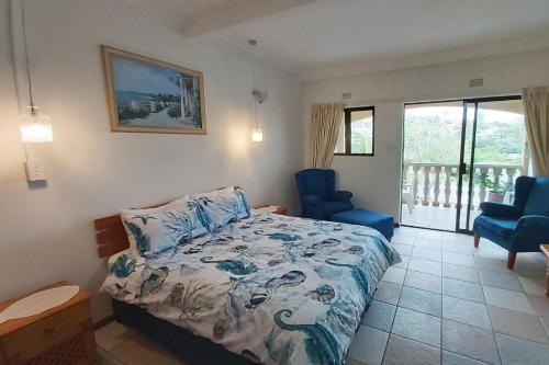 1 dormitorio con 1 cama y 2 sillas azules en Crayfish Inn no6 en Ramsgate