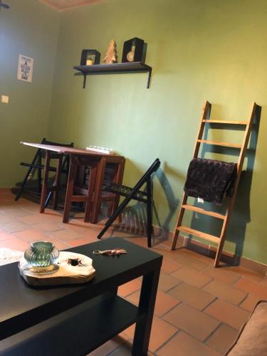 une chambre avec des chaises, une table et une étagère dans l'établissement Une Escapade sur La Palette, à Bertogne
