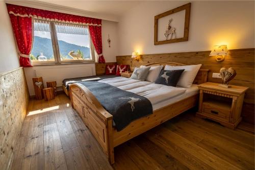 ロイタッシュにあるAppartement Tirolia Leutaschのベッドルーム1室(大型木製ベッド1台付)