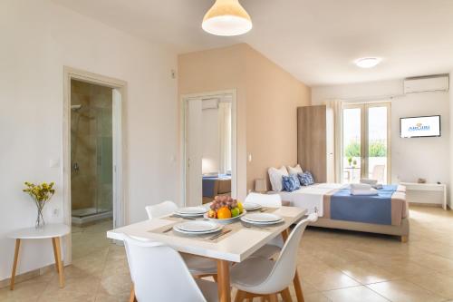 Argiri Apartments & Suites في جورجيوبوليس: غرفة معيشة مع طاولة وسرير
