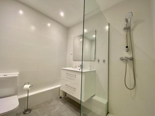 bagno con doccia, lavandino e servizi igienici di Casa del mar a Sitges