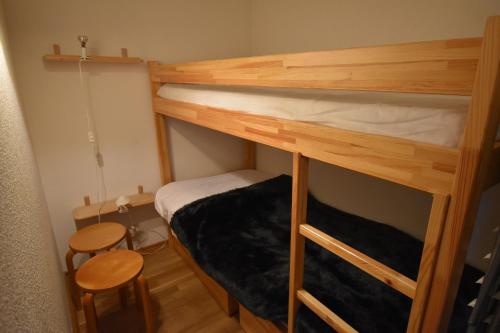 - une chambre avec 2 lits superposés et 2 chaises dans l'établissement VAUJANYLOCATIONS - Cochette II Apt 1 & 2, à Vaujany