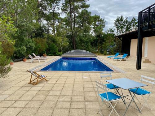 A piscina em ou perto de Spacious villa with huge pool in quiet location close beach