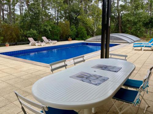 A piscina em ou perto de Spacious villa with huge pool in quiet location close beach