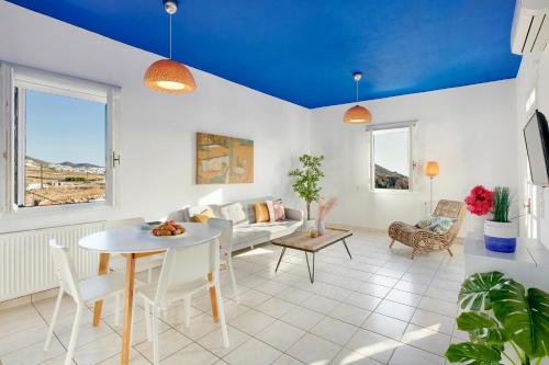 キモロスにあるAria Kimolos Residenceのリビングルーム(テーブル、ソファ付)