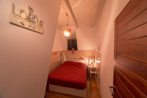małą sypialnię z czerwonym łóżkiem w pokoju w obiekcie Guesthouse Šejn w mieście Kopaonik