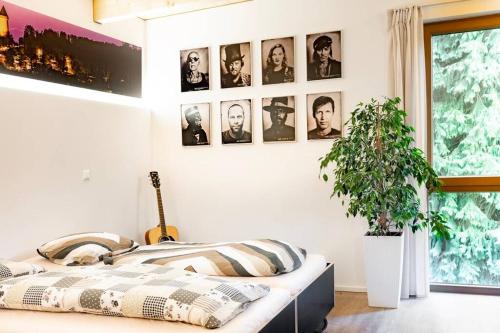 Schlafzimmer mit einem Bett und Bildern an der Wand in der Unterkunft ClamLive Lodge in Klam