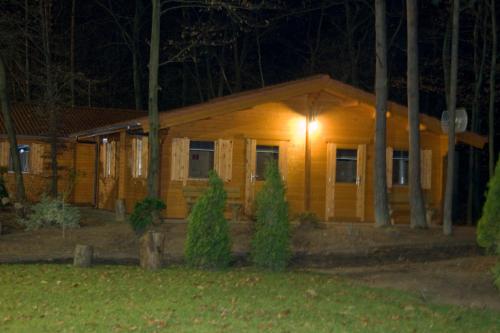 a house with a light on the front of it at night at Lodges Veluwse Poort in Dieren