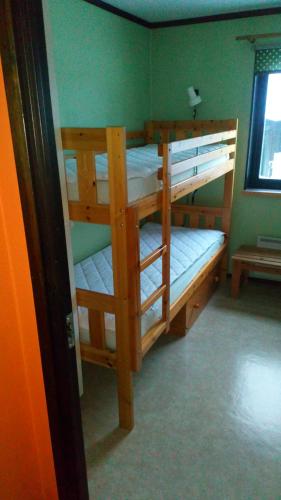 a bedroom with two bunk beds in a room at Ski-in ski-out Sälen Högfjället 4 plus 2 bäddar in Sälen
