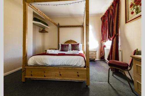 Ein Bett oder Betten in einem Zimmer der Unterkunft OYO Paddington House Hotel