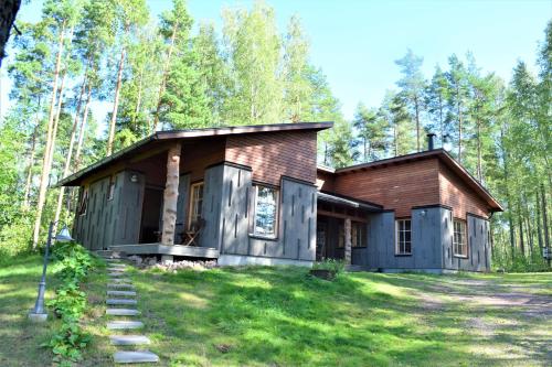 a small house in the middle of a yard at Pyhtään Vuokramökit in Tuuski