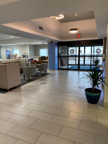 a lobby with a potted plant in the middle at Holiday Inn Express Hotel & Suites Weston by IHG in Weston