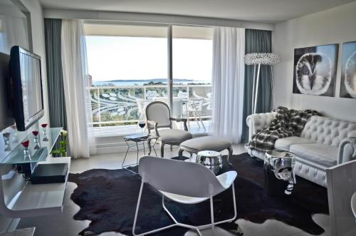 a living room with a couch and a table at Yoo Location in Punta del Este