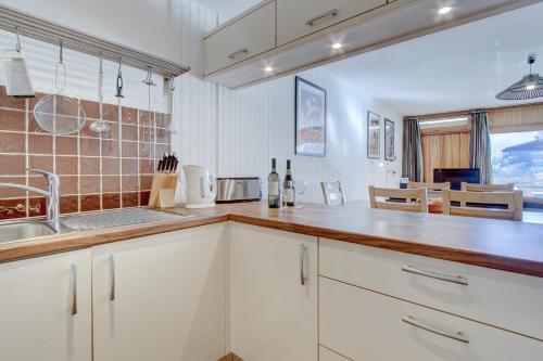 een keuken met een wastafel en een aanrecht bij Nant Crue - Snow and Trek in Morzine