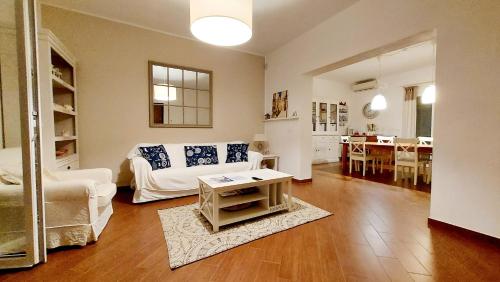 uma sala de estar com um sofá branco e uma mesa em Villa Garden em Siracusa