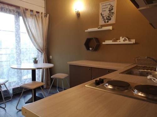 cocina con fregadero, mesa y ventana en Green bear en Līgatne