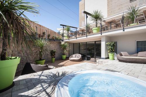 a backyard with a swimming pool and a building at Hotel Pfeiss in Lana