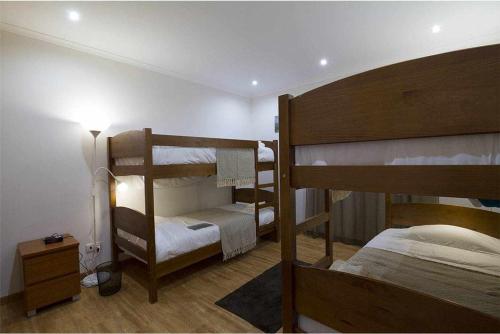 1 Schlafzimmer mit 2 Etagenbetten und einer Lampe in der Unterkunft Cantinho da Ilha in Achadinha