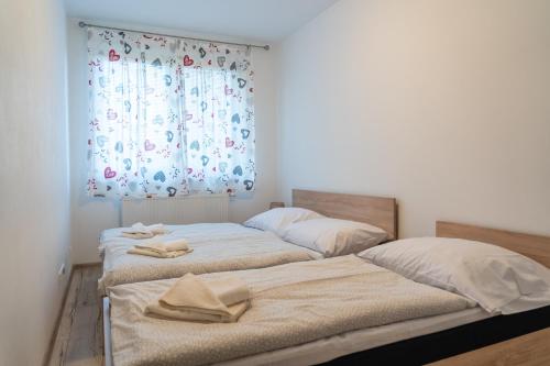 Postel nebo postele na pokoji v ubytování TATRYSTAY Apartment Granit 104
