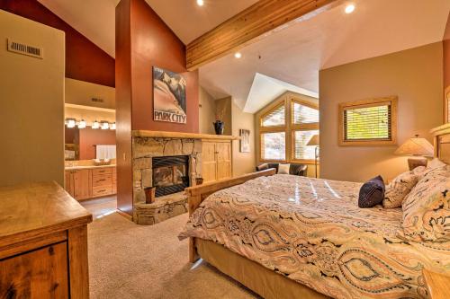 Ένα ή περισσότερα κρεβάτια σε δωμάτιο στο Park City Getaway with Hot Tub Less Than 1 Mi to Main Street