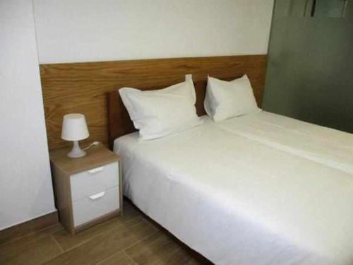 A bed or beds in a room at Central Suites 2 Quarto A