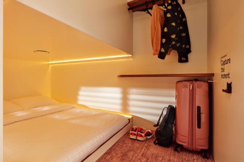 Säng eller sängar i ett rum på CityHub Copenhagen