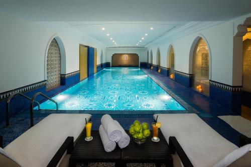 Al Mashreq Boutique Hotel في الرياض: مسبح في فندق مع صحن فواكه