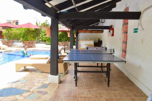 Hotel Casona del Virrey في مونيكويرا: طاولة بينج بونغ للجلوس بجانب المسبح