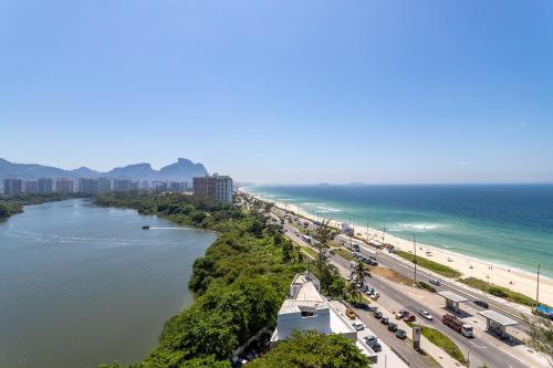 - une vue sur une autoroute à côté d'une plage et de l'océan dans l'établissement Vista DE CINEMA do 19 andar da Praia BARRA da TIJUCA - Portaria 24h, Estacionamento, Wi-Fi 35mbps, Ar Condicionado - BANHEIRO RECEM REFORMADO, à Rio de Janeiro