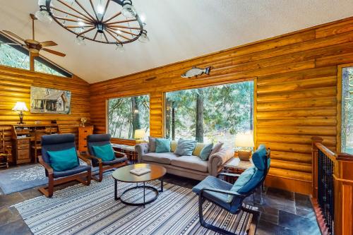 a living room with a couch and two chairs at River Bend Lodge in Washougal