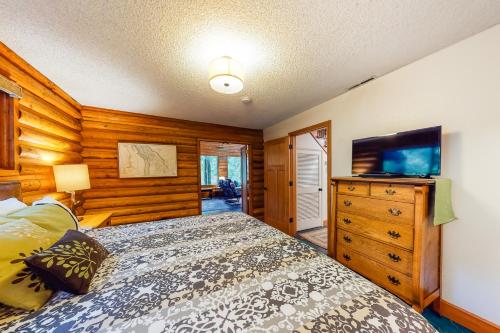 a bedroom with a bed and a flat screen tv at River Bend Lodge in Washougal