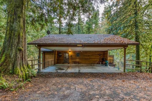 a log cabin in the middle of a forest at River Bend Lodge in Washougal