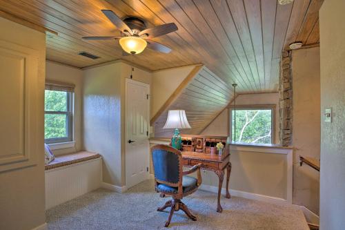 Gambar di galeri bagi Lakefront Living Private Dock, Deck, and Game Room! di Granbury