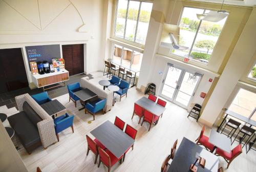 an overhead view of a waiting room with tables and chairs at Holiday Inn Express Hotel & Suites Port Clinton-Catawba Island by IHG in Port Clinton