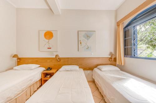 Zimmer mit 2 Betten und einem Fenster in der Unterkunft Jardin Park Hotel in Jardinópolis