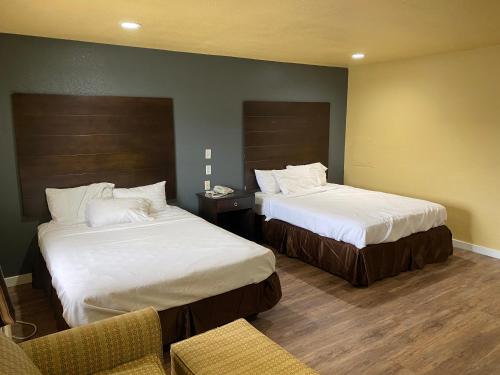 Cama ou camas em um quarto em Woodridge Inn and Suites