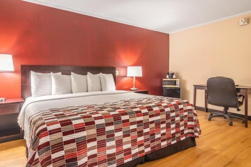 Katil atau katil-katil dalam bilik di Red Roof Inn Ashtabula - Austinburg