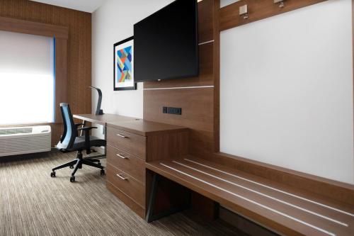 TV a/nebo společenská místnost v ubytování Holiday Inn Express & Suites - The Dalles by IHG