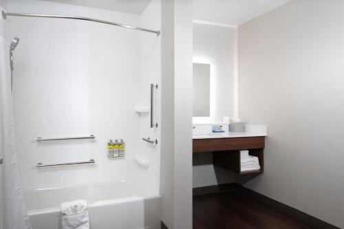 Koupelna v ubytování Holiday Inn Express & Suites - The Dalles by IHG