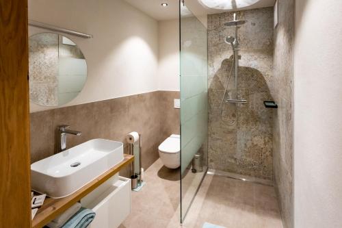 une salle de bain avec un lavabo et une douche dans l'établissement Biohofgut LASCHALT, à Deutsch Kaltenbrunn
