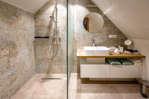 y baño con lavabo y ducha. en Biohofgut LASCHALT, en Deutsch Kaltenbrunn