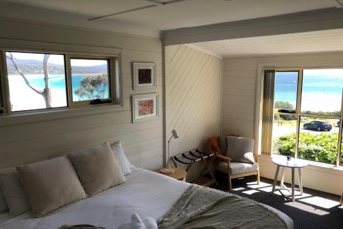 En eller flere senge i et værelse på BINALONG BEACH COTTAGE Beachfront at Bay of Fires Next to Restaurant