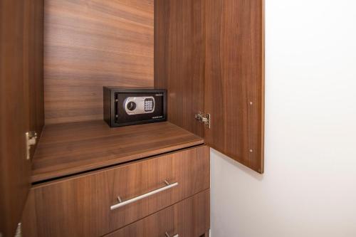a small television sitting on top of a cabinet at Hotel Quinta Las Fuentes Bernal in Bernal