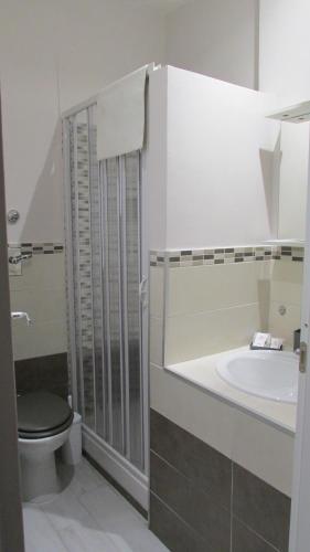 トラーパニにあるZagaraのバスルーム(トイレ、洗面台付)