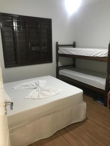 Katil dua tingkat atau katil-katil dua tingkat dalam bilik di Residencial Flat Debora