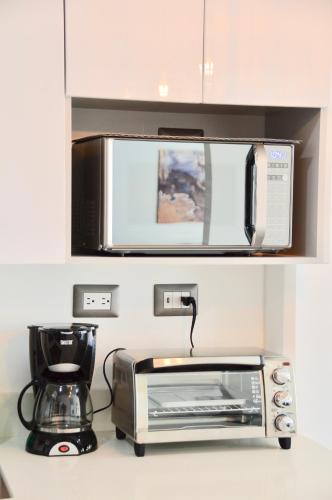 a toaster oven and a blender on a counter at Cozy Stays Cayala Apartments 3 in Guatemala