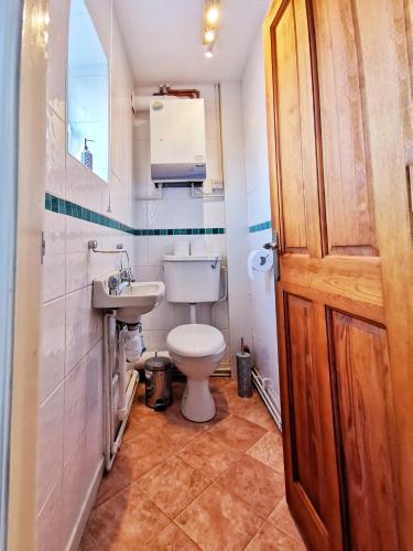 a bathroom with a toilet and a sink at Highstone 4 Bedrooms Home 7 Beds With Parking and Garden in Barnsley