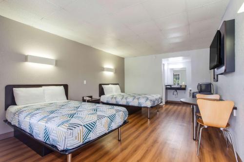Ένα ή περισσότερα κρεβάτια σε δωμάτιο στο Motel 6-Walterboro, SC